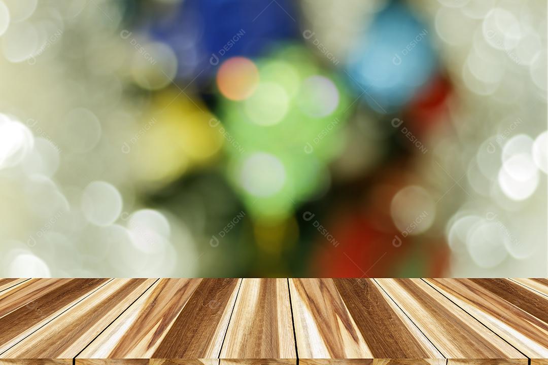 Tampo vazio da mesa de madeira ou balcão em fundo de cor dourada bokeh circular abstrato para exibição do produto