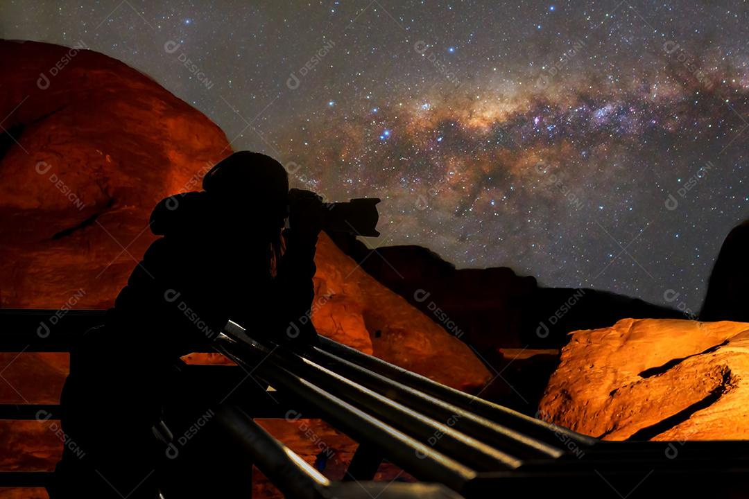 silhueta da fotografia de mulher da ásia tire uma foto da Via Láctea na noite escura na tailândia