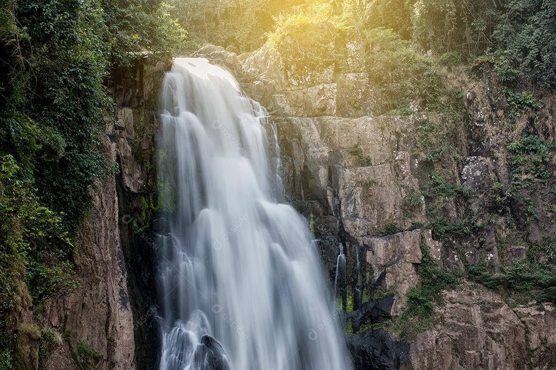 cachoeira na floresta profunda no Parque Nacional Khao Yai, Tailândia