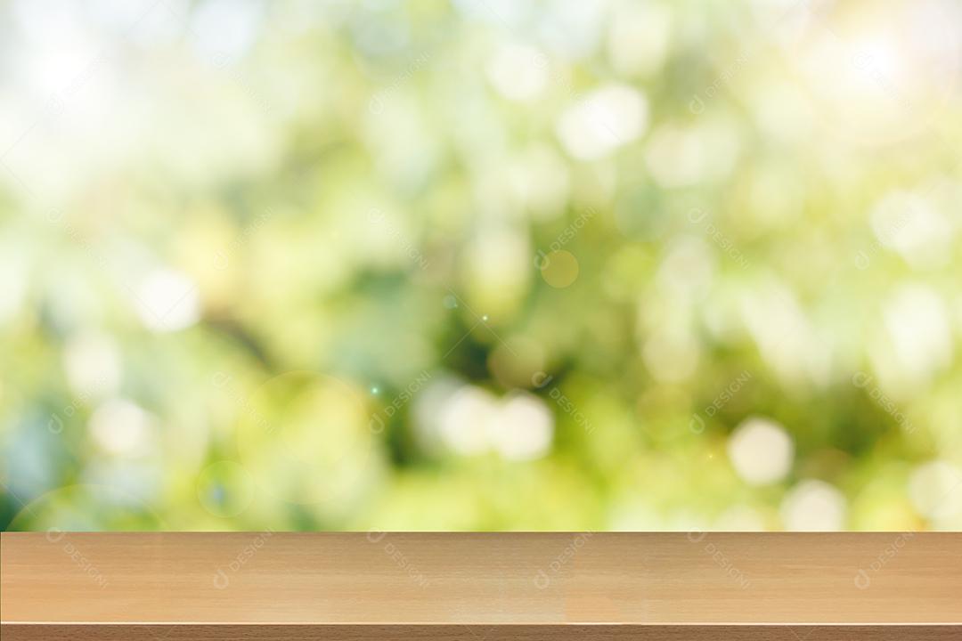 Tampo vazio da mesa de madeira ou balcão na natureza circular abstrata e fundo verde bokeh para exibição do produto