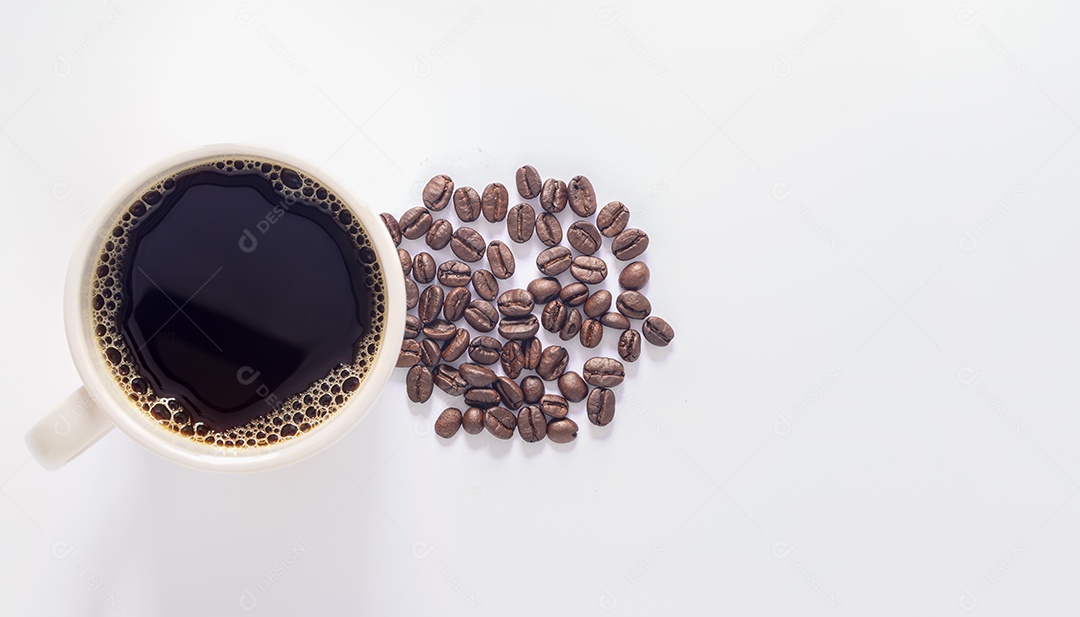 Caneca de café, grãos de café, cena de fundo branco