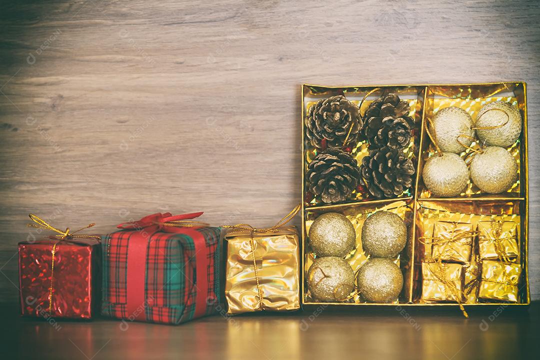 decorações de tom vintage e caixas de presente na placa de madeira com fundo de natal