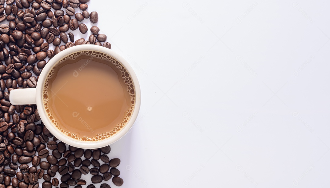 Caneca de café, grãos de café, cena de fundo branco