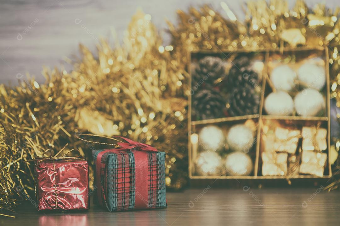 decorações de tom vintage e caixas de presente na placa de madeira com fundo de natal