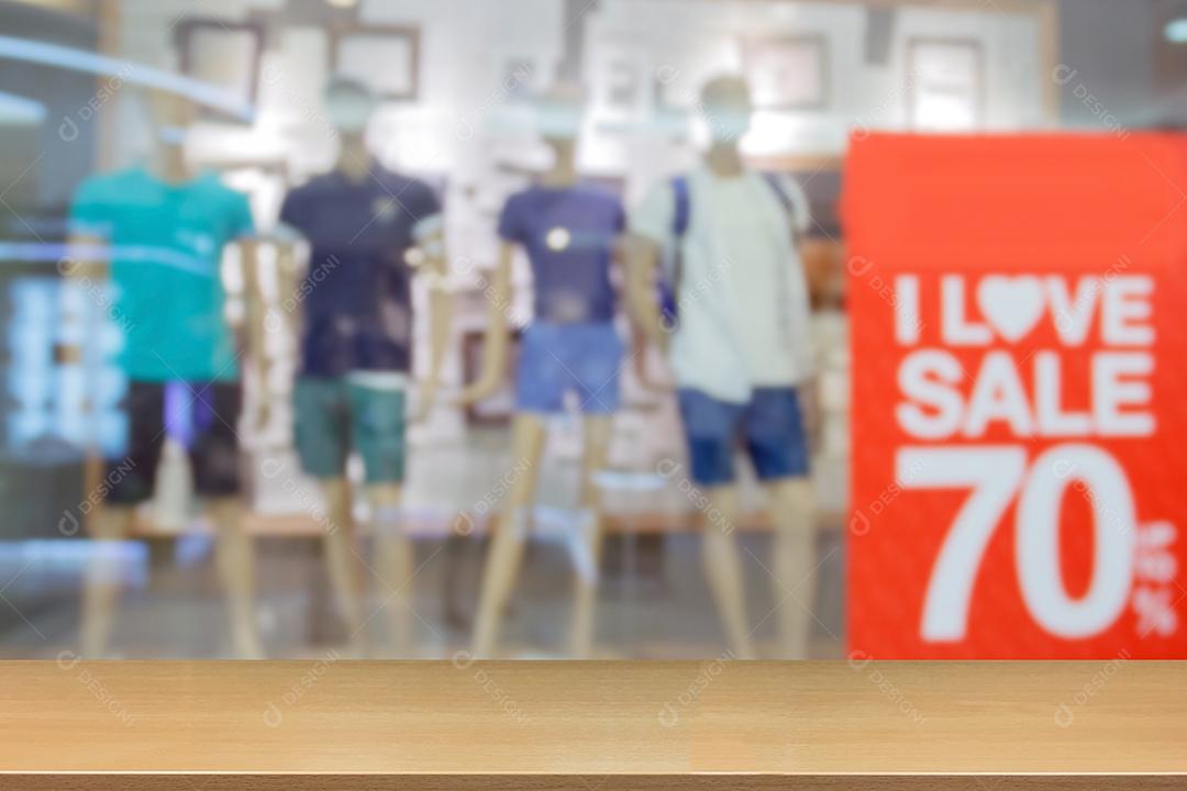 Perspectiva de madeira e prateleiras de madeira superiores vazias de supermercado/shopping para fundo e moda de compras