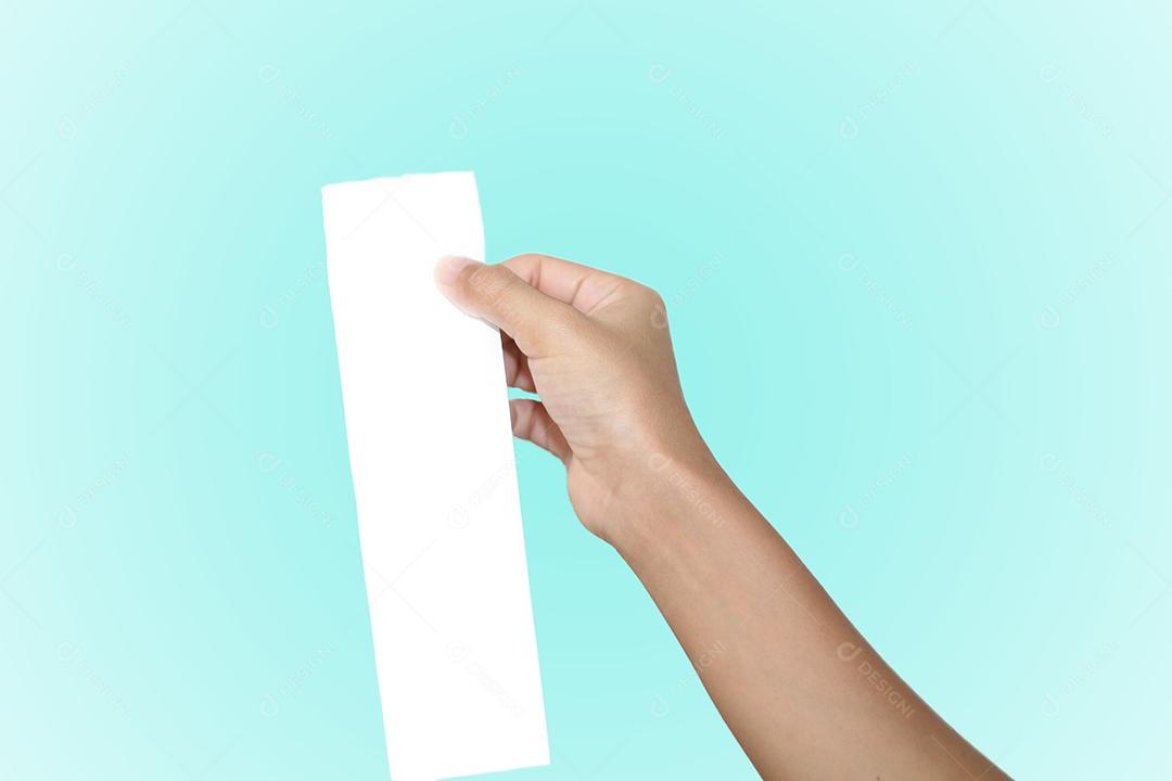 mão de mulher ásia verificando uma conta e um longo recibo de supermercado/shopping para fundo e compras de moda e comida