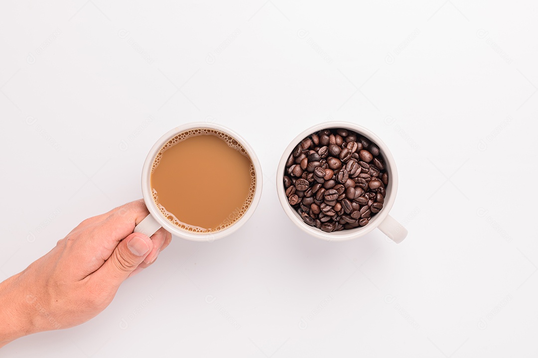 Caneca de café, grãos de café, cena de fundo branco