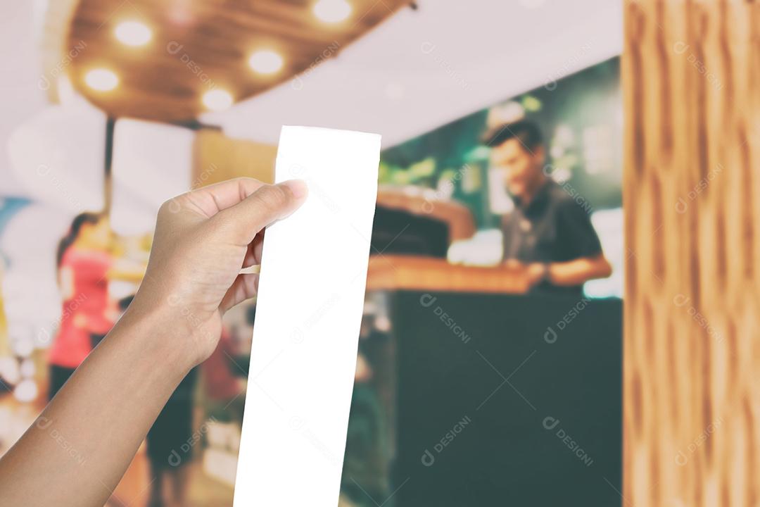 embaçada de mão de mulher ásia verificando uma conta e um longo recibo de supermercado/shopping para fundo e compras de moda e comida