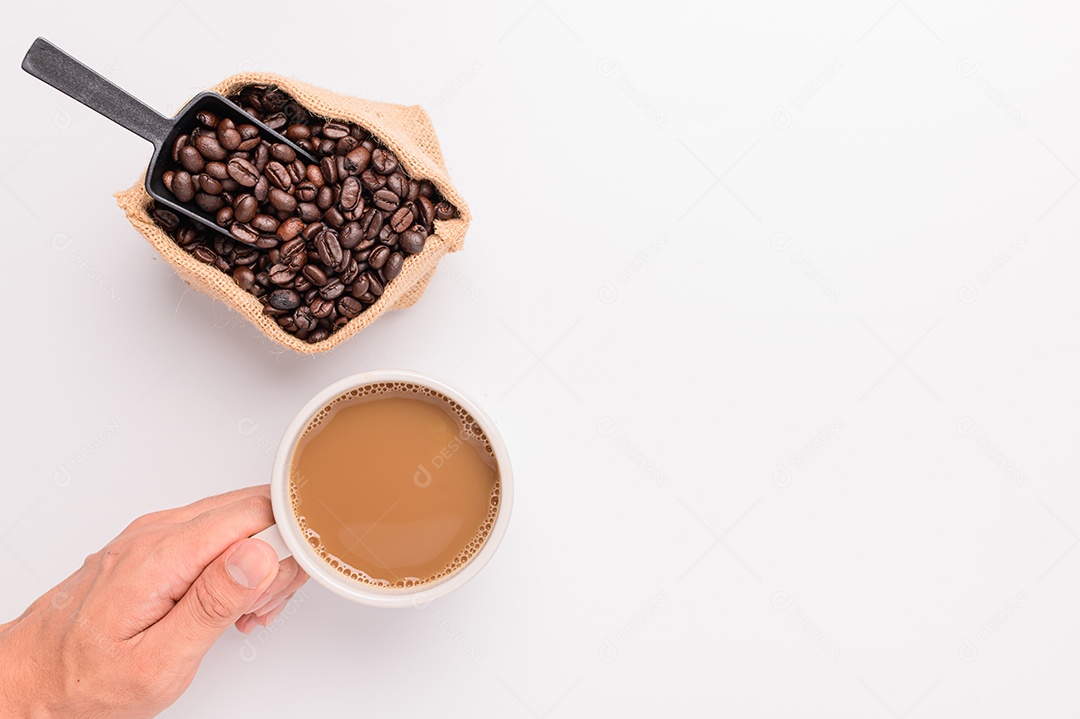 Cena de fundo branco de grãos de café