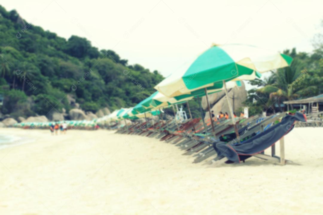 embaçada de espreguiçadeiras na praia