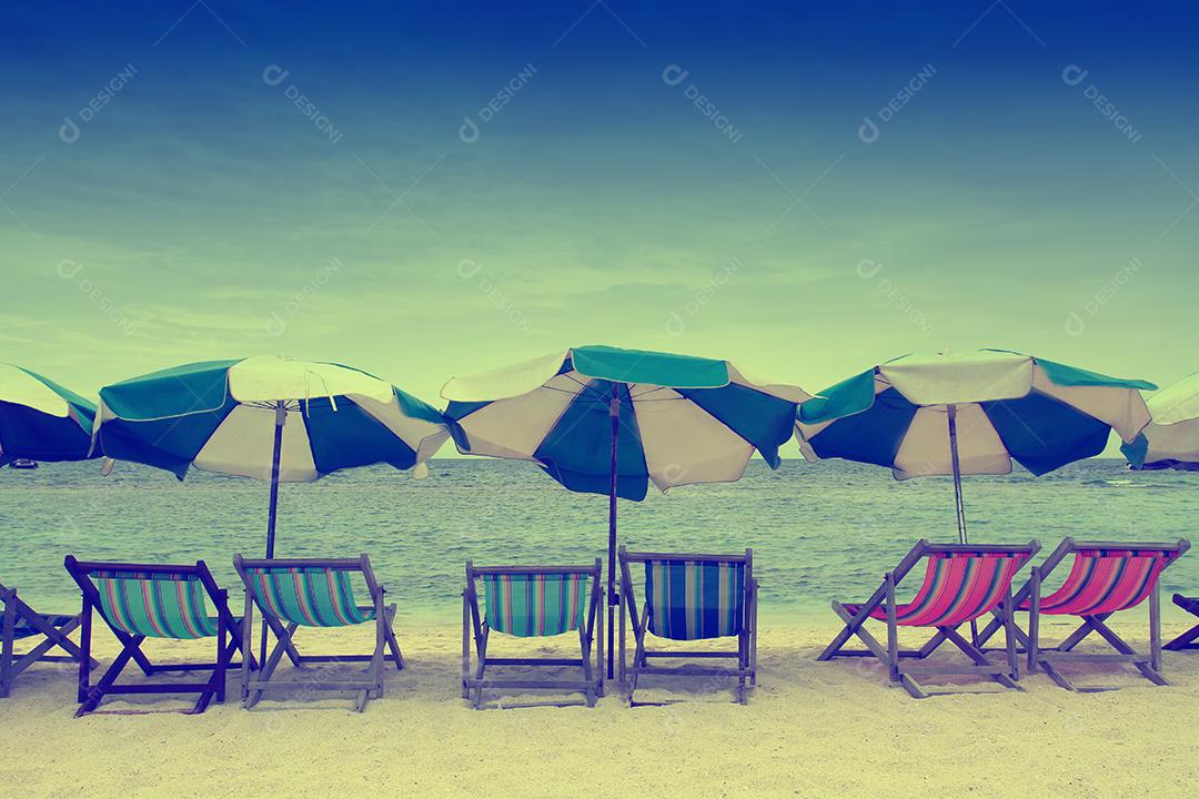 espreguiçadeiras na praia