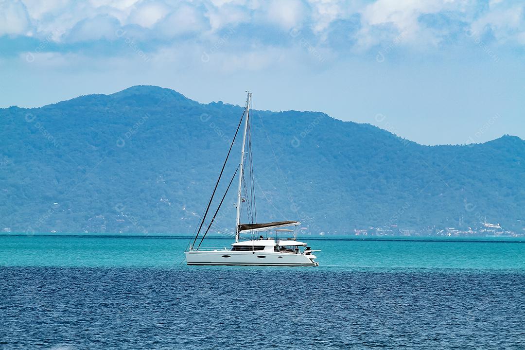 O veleiro e o iate A atividade de desfrutar no verão