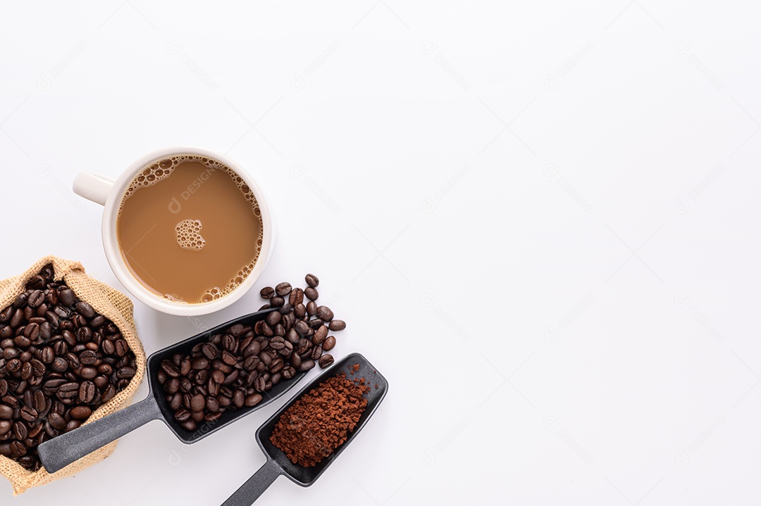 Caneca de café, grãos de café, cena de fundo branco