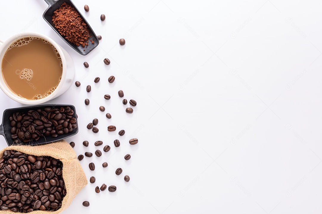 Caneca de café, grãos de café, cena de fundo branco