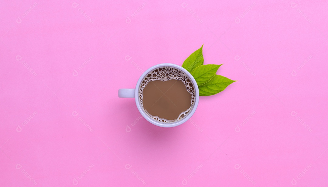 Caneca de café e grãos de café em um fundo rosa