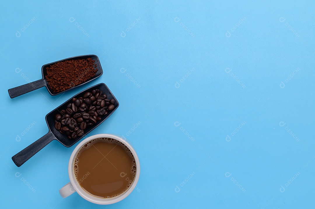 Caneca de café e grãos de café em um fundo azul