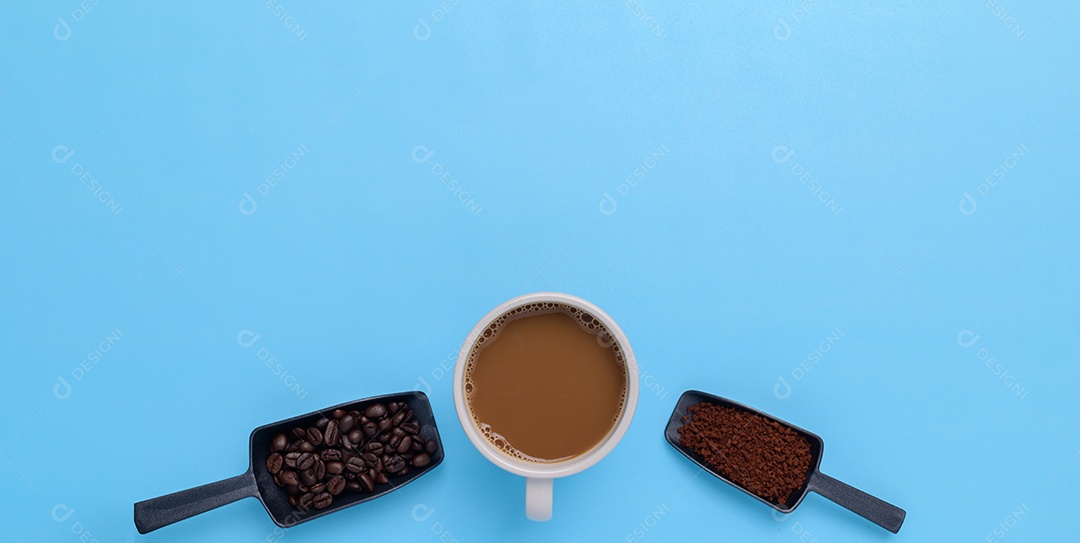 Caneca de café, grãos de café, café moído em um fundo azul