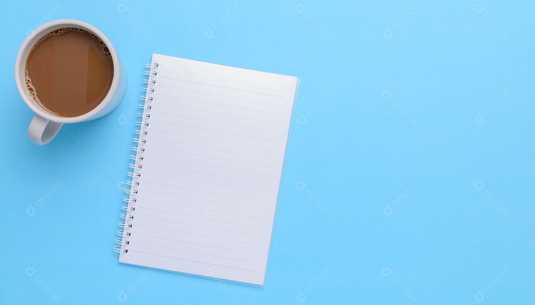 Caneca de café, grãos de café, café moído em um fundo azul