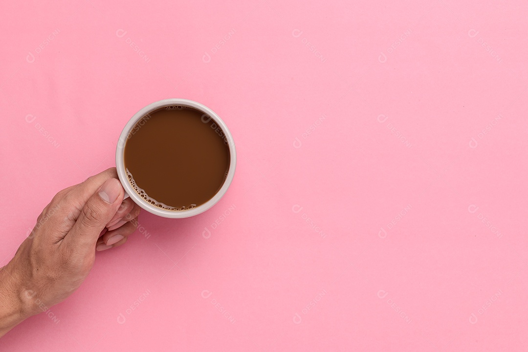 Mão segurando uma caneca de café em um fundo de madeira