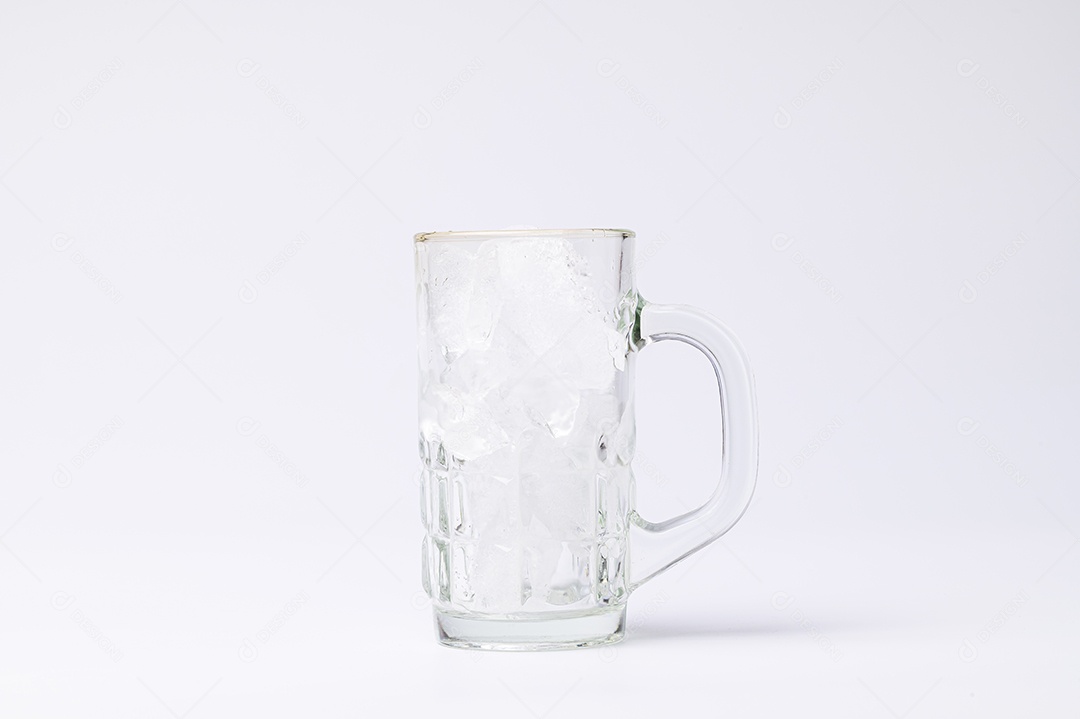 Copo com gelo em um fundo branco