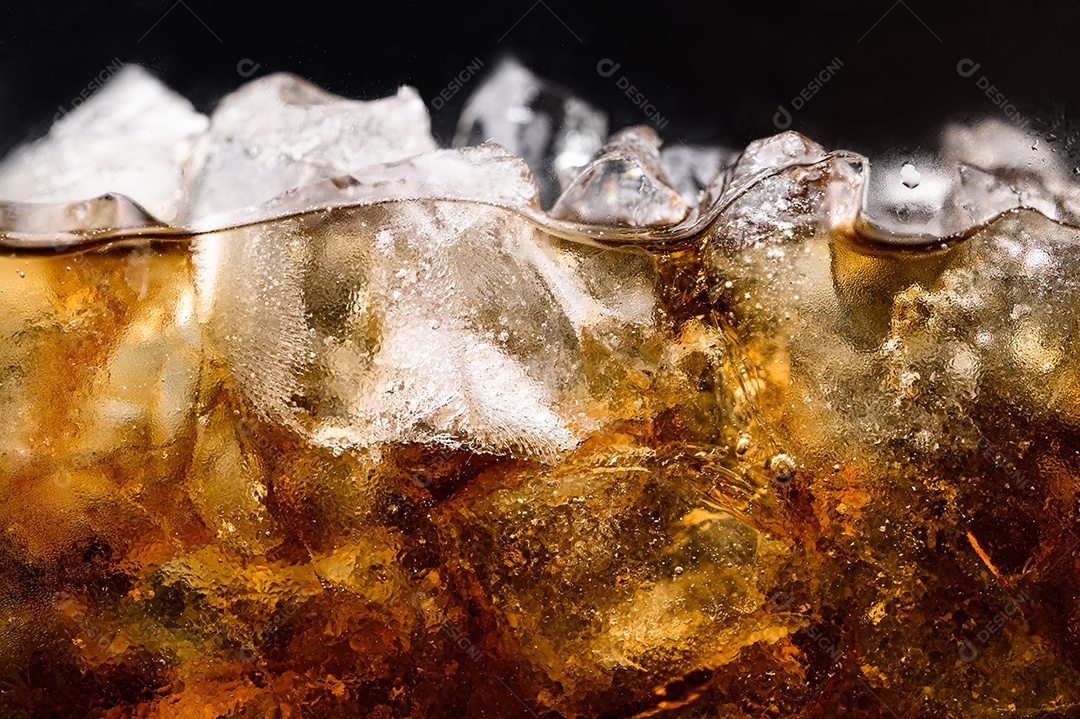 Cola em vidro com cubos de gelo transparentes