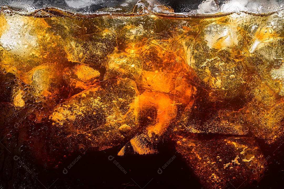 Cola em vidro com cubos de gelo transparentes