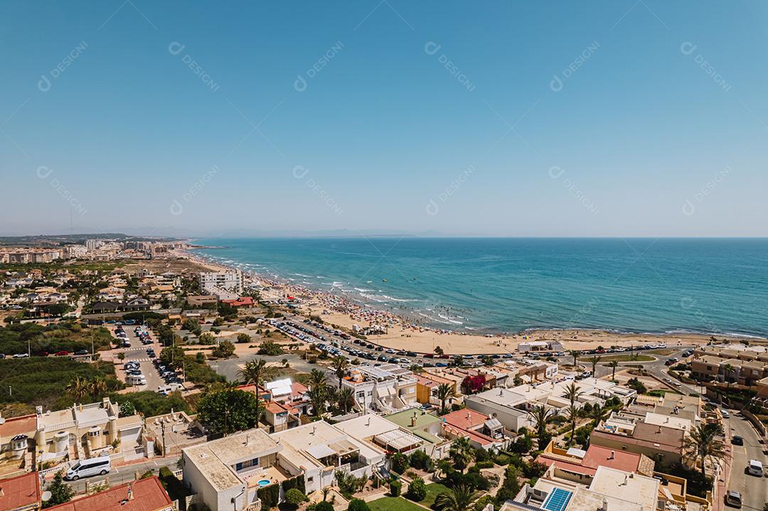 Vista aérea da praia de Torre La Mata, Alicante durante o verão ensolarado