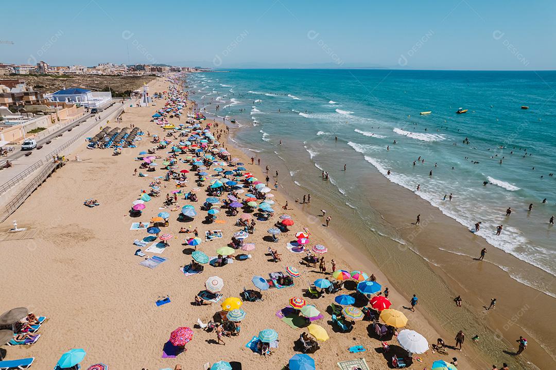 Vista aérea da praia de Torre La Mata, Alicante durante o verão ensolarado