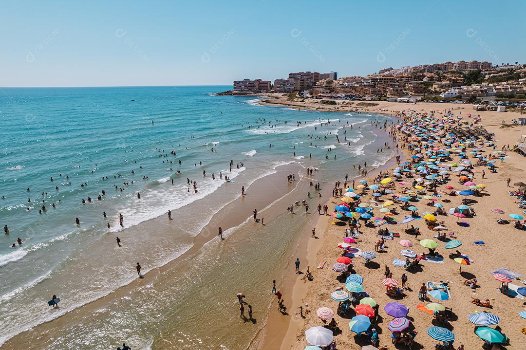 Vista aérea da praia de Torre La Mata, Alicante durante o verão ensolarado