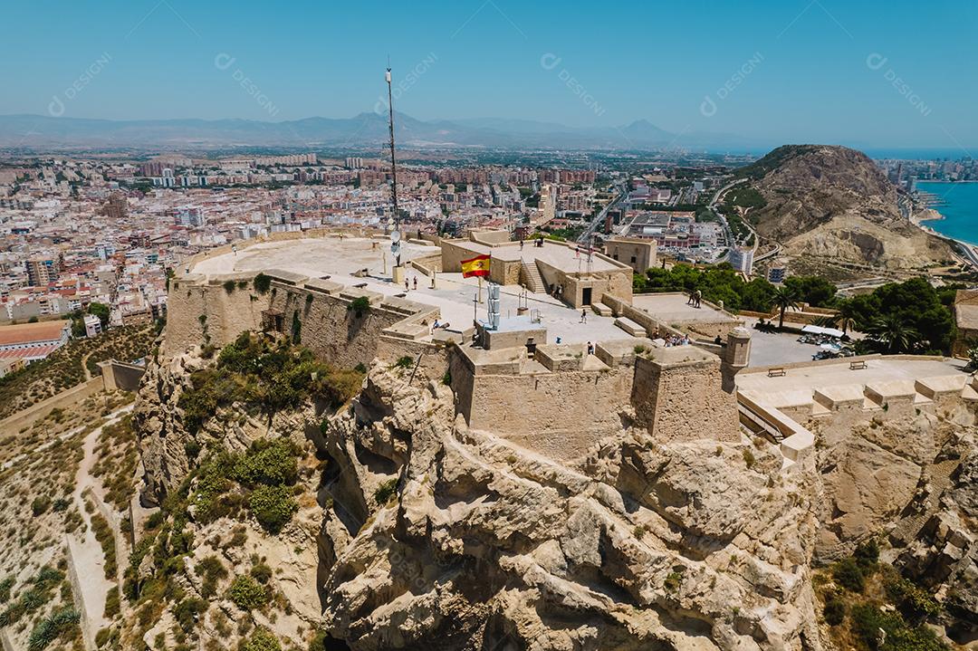 Castelo de Alicante Santa Barbara com vista aérea na famosa cidade turística da Costa Blanca, Espanha
