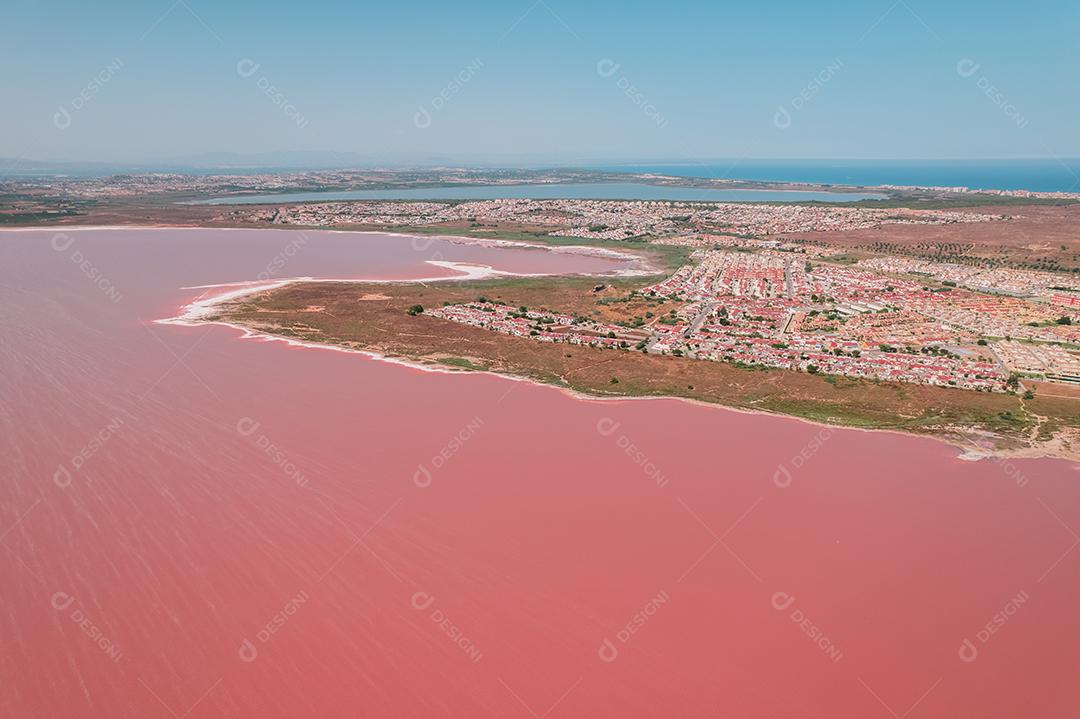 Bela vista aérea de verão vibrante de Las Salinas de Torrevieja, o Lago Rosa .