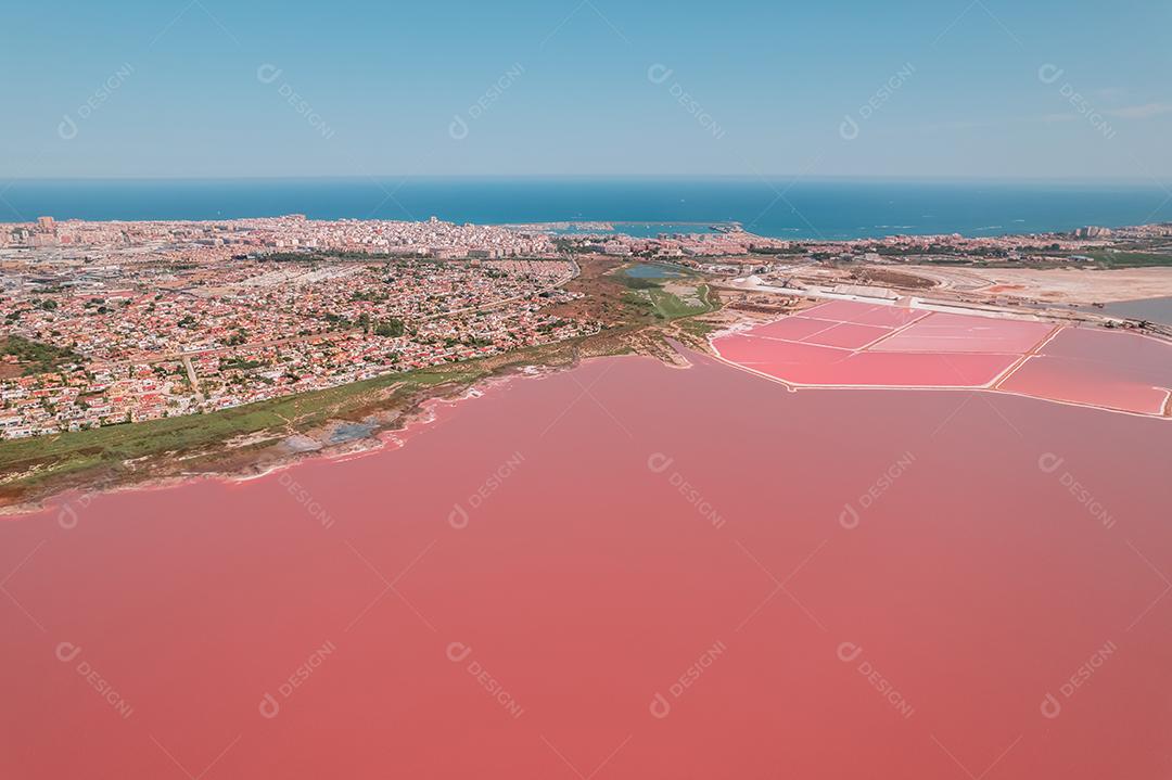 Bela vista aérea de verão vibrante de Las Salinas de Torrevieja, o Lago Rosa .