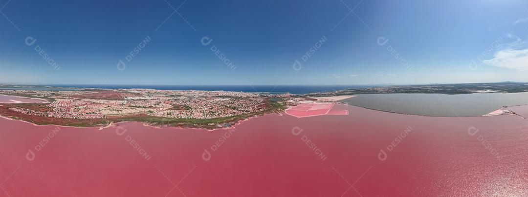 Bela vista aérea de verão vibrante de Las Salinas de Torrevieja, o Lago Rosa .