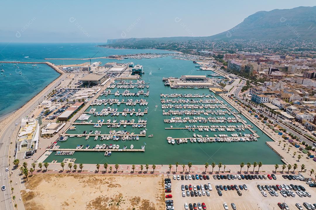 Vista aérea do porto da cidade de Denia, Alicante, Espanha.