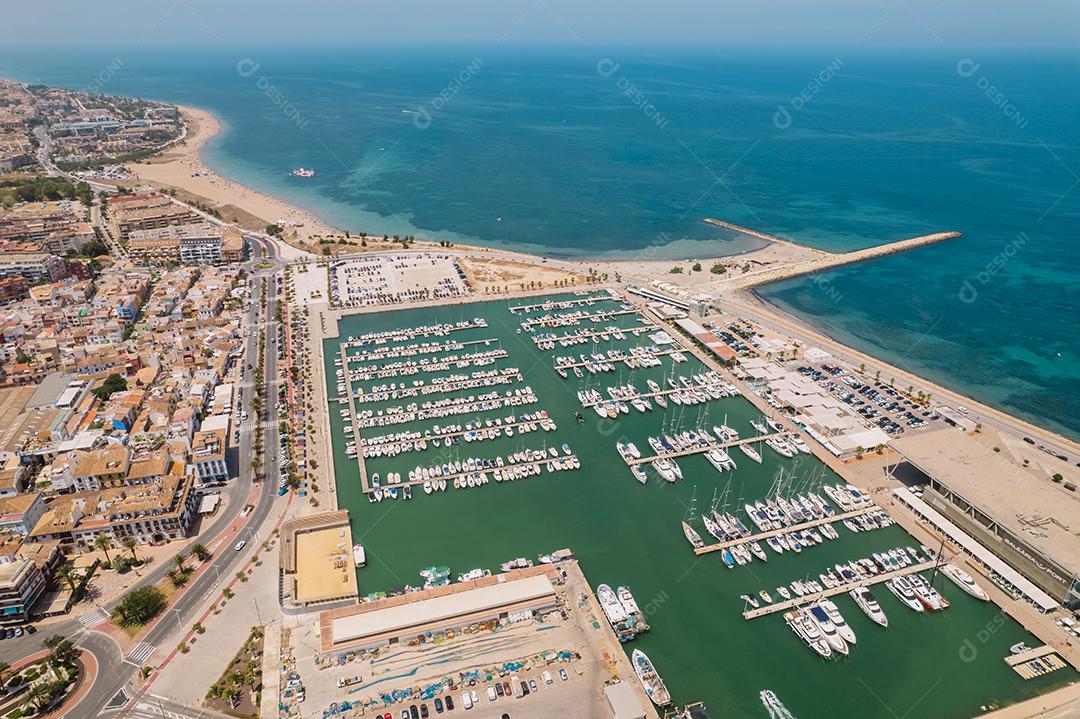 Vista aérea do porto da cidade de Denia, Alicante, Espanha. Destino turístico de verão, bela praia.