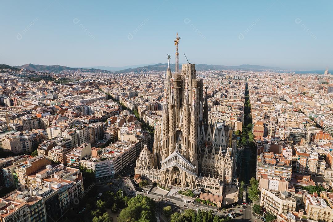 Vista aérea da Basílica de La Sagrada Família Barcelona ao sol