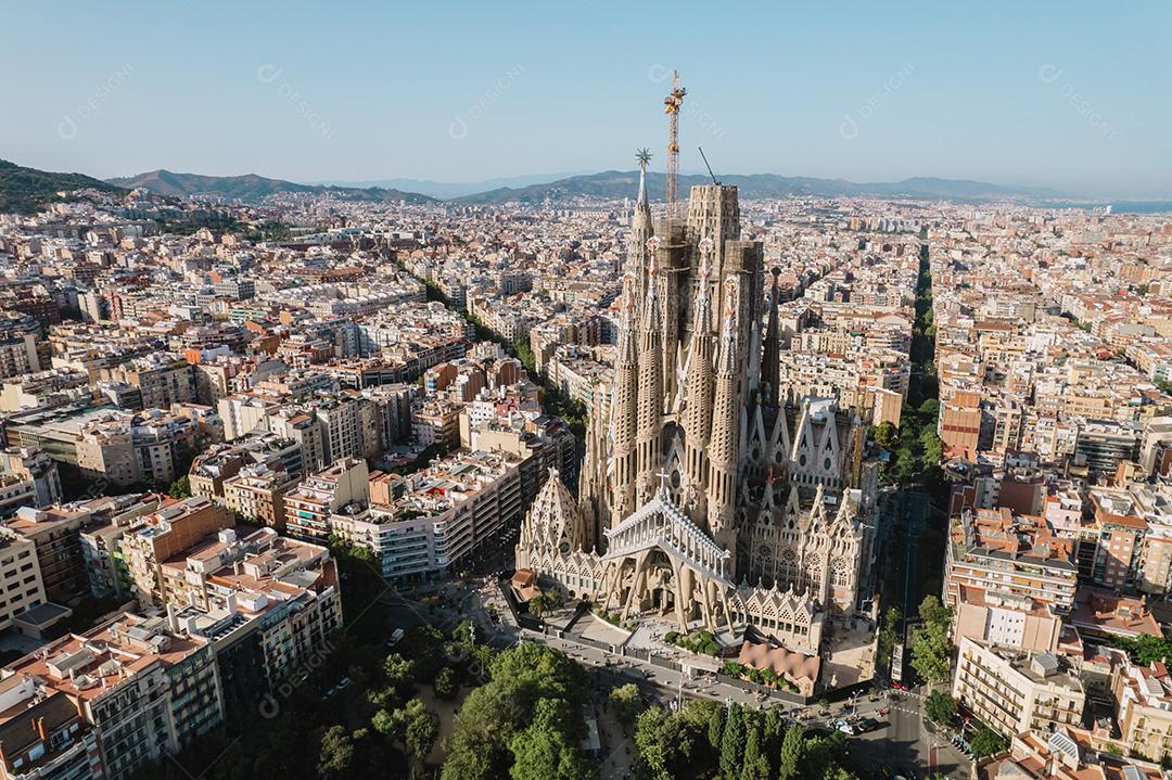 Vista aérea da Basílica de La Sagrada Família Barcelona ao sol