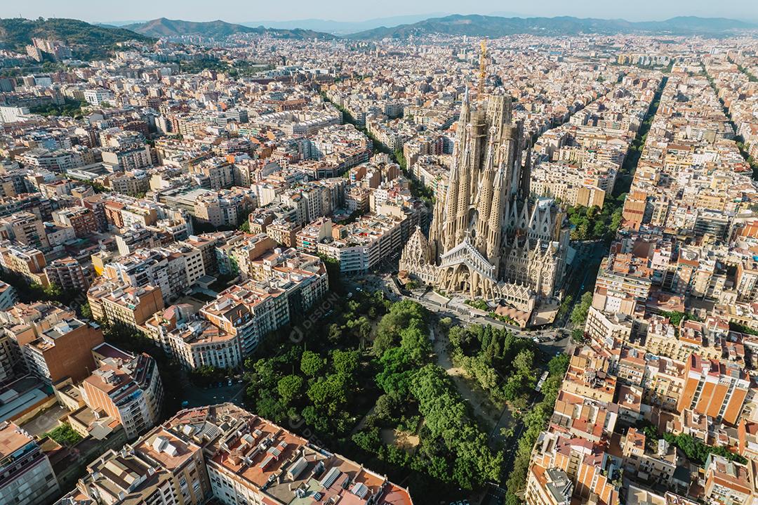 Vista aérea da Basílica de La Sagrada Família Barcelona ao sol