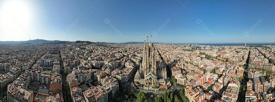 Vista aérea da Basílica de La Sagrada Família Barcelona ao sol