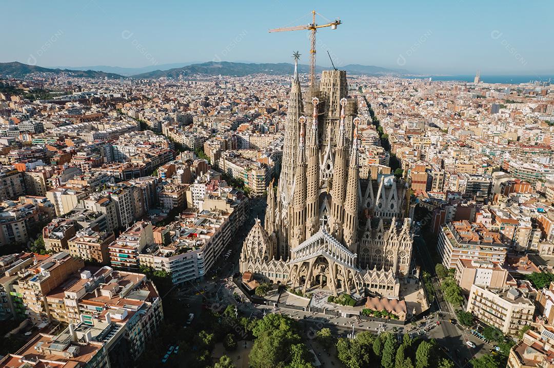 Vista aérea da Basílica de La Sagrada Família Barcelona ao sol