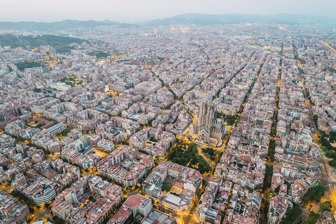 Vista aérea da Basílica de La Sagrada Família Barcelona à noite.