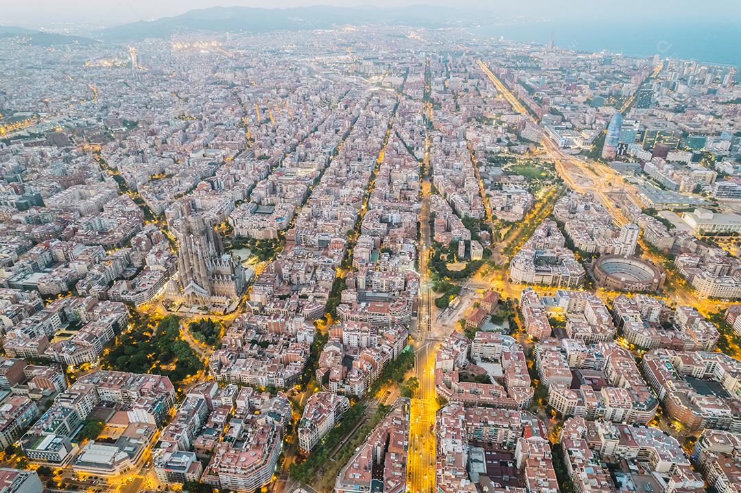Vista aérea da Basílica de La Sagrada Familia Barcelona à noite.