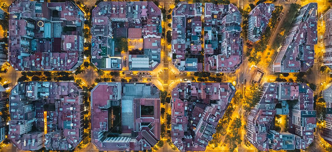 Vista aérea da Basílica de La Sagrada Familia Barcelona à noite.