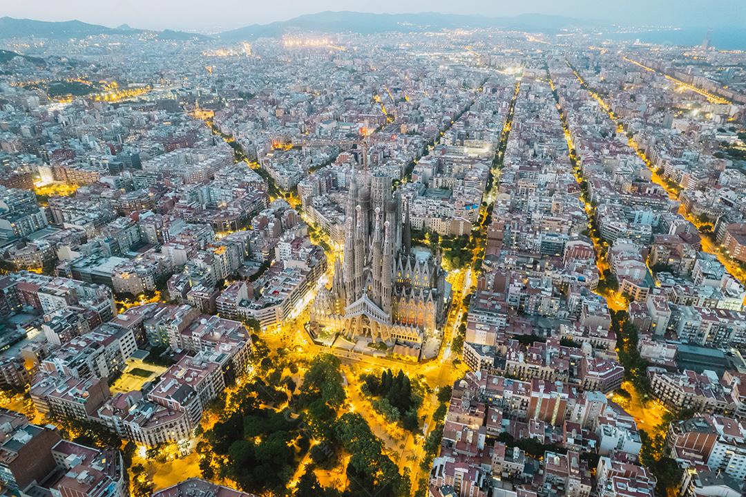 Vista aérea da Basílica de La Sagrada Família Barcelona à noite.