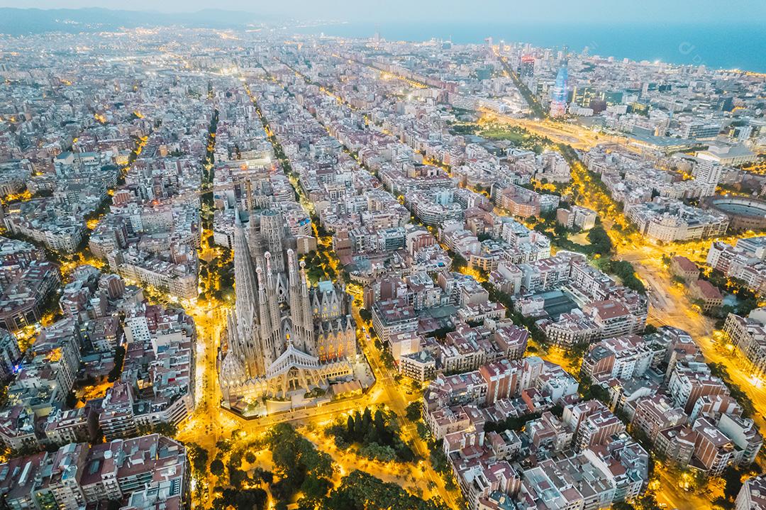 Vista aérea da Basílica de La Sagrada Família Barcelona à noite.