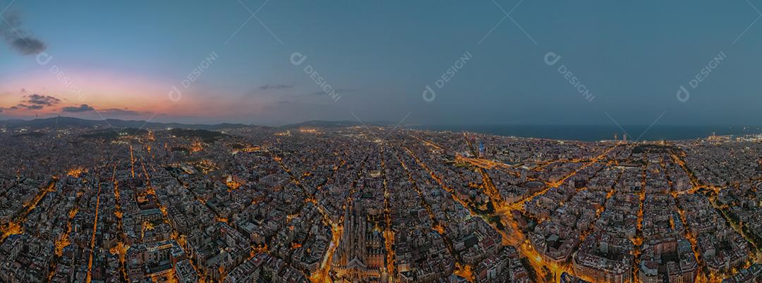 Vista aérea da Basílica de La Sagrada Família Barcelona à noite.