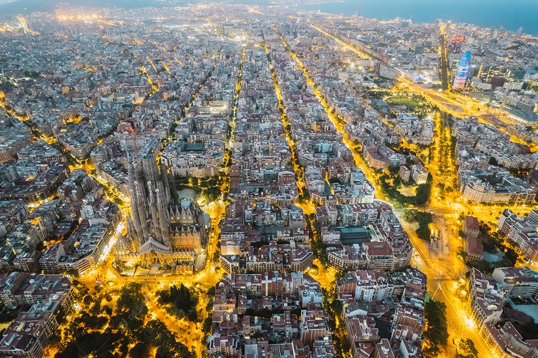 Vista aérea da Basílica de La Sagrada Família Barcelona à noite.