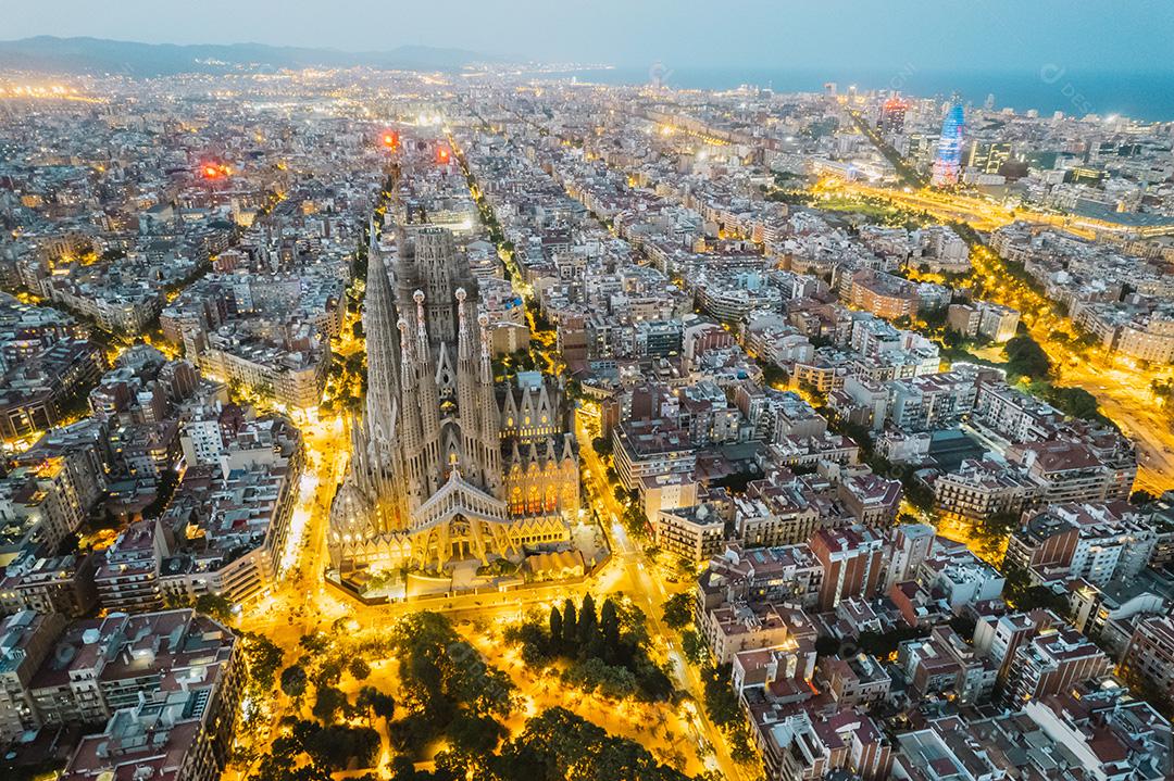 Vista aérea da Basílica de La Sagrada Família Barcelona à noite.