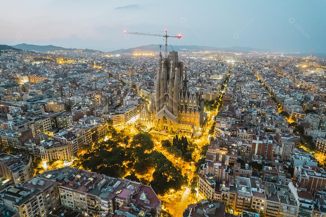 Vista aérea da Basílica de La Sagrada Família Barcelona à noite.