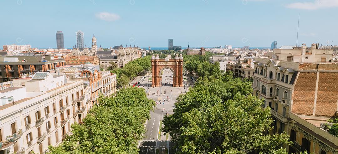 Vista aérea do horizonte urbano de Barcelona e do Arco do Triunfo